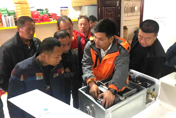 菲思盾壁掛爐售后培訓(xùn)導(dǎo)師對配件進(jìn)行一一講解