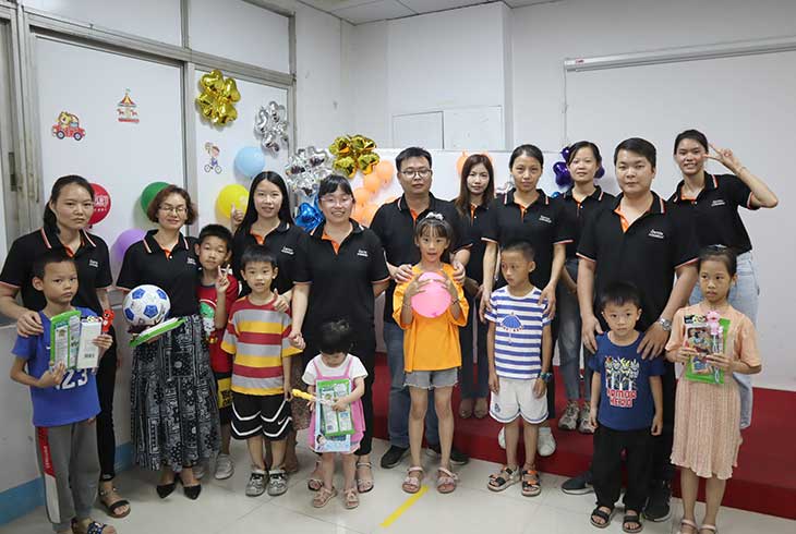 菲思盾壁掛爐六一活動(dòng)合影