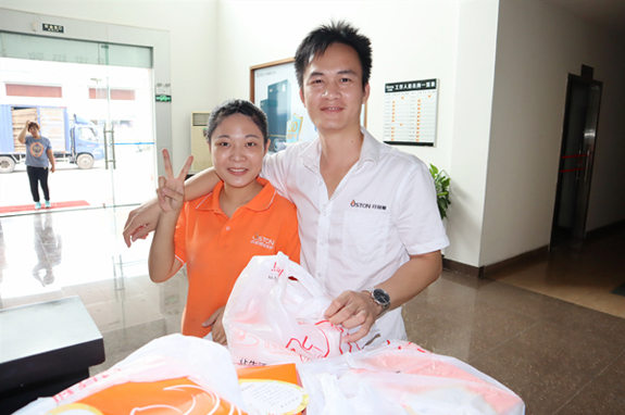 菲思盾壽星與公司領(lǐng)導合影