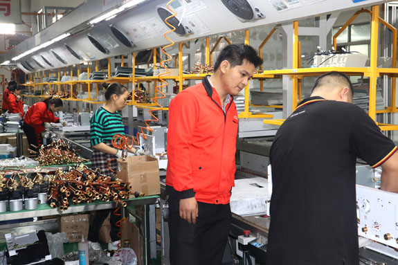 菲思盾壁掛爐生產(chǎn)部長時刻監(jiān)管品質(zhì)