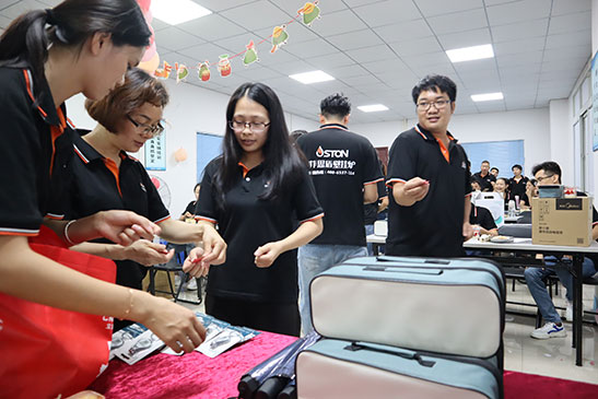 菲思盾端午活動(dòng)員工領(lǐng)取小禮品