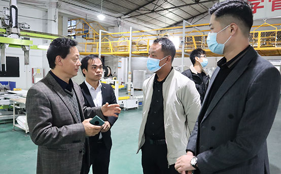 黃總帶領(lǐng)代理商考察團(tuán)參觀廠區(qū)